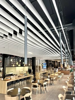 Grossflächige Lamellendecke mit EchoBaffle Wave im Restaurant des Hotel Aves Homebase Arosa RE-DECKEN Akustik und Montage