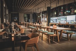 Wellenförmige Baffeldecke aus nachhaltigem Recycling-PET von RE-DECKEN RE-DECKEN Akustik und Montage