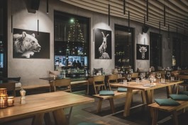 Akustikdecke im Ess- und Aufenthaltsraum des Hotels Aves Arosa In der Schweiz RE-DECKEN Akustik und Montage